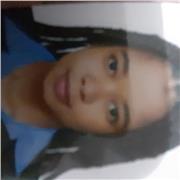 Profesora de lengua castellana imparte clase a niños de primaria